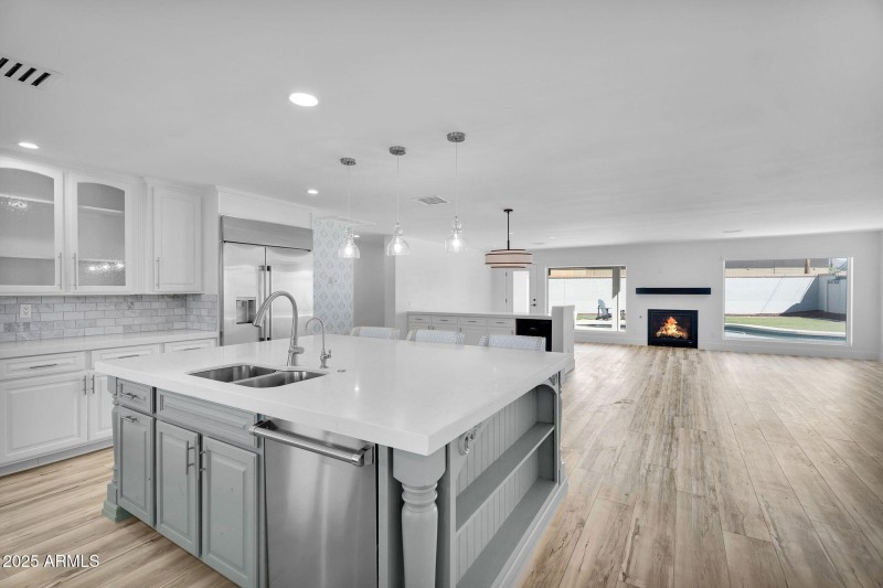 24-web-or-mls-3102 E Mariposa St -27