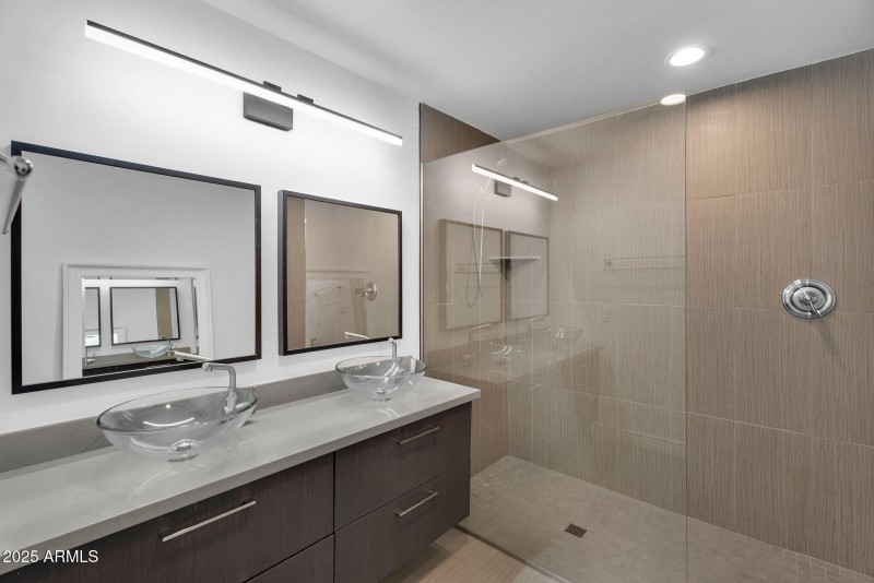 36-web-or-mls-3102 E Mariposa St -34