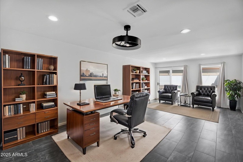 40-web-or-mls-3102 E Mariposa St -36 vir