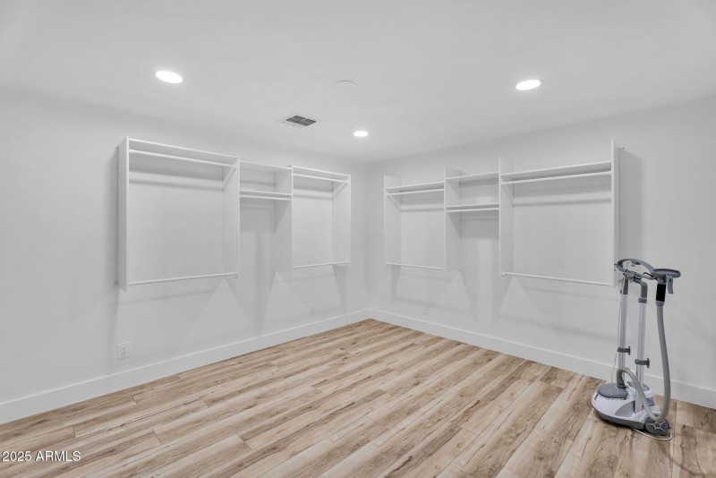 49-web-or-mls-3102 E Mariposa St -56