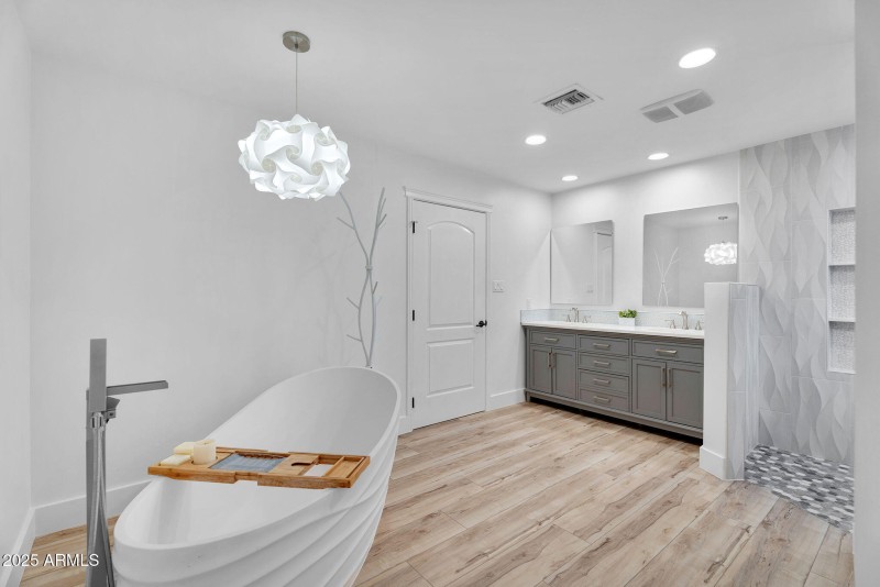 58-web-or-mls-3102 E Mariposa St -52