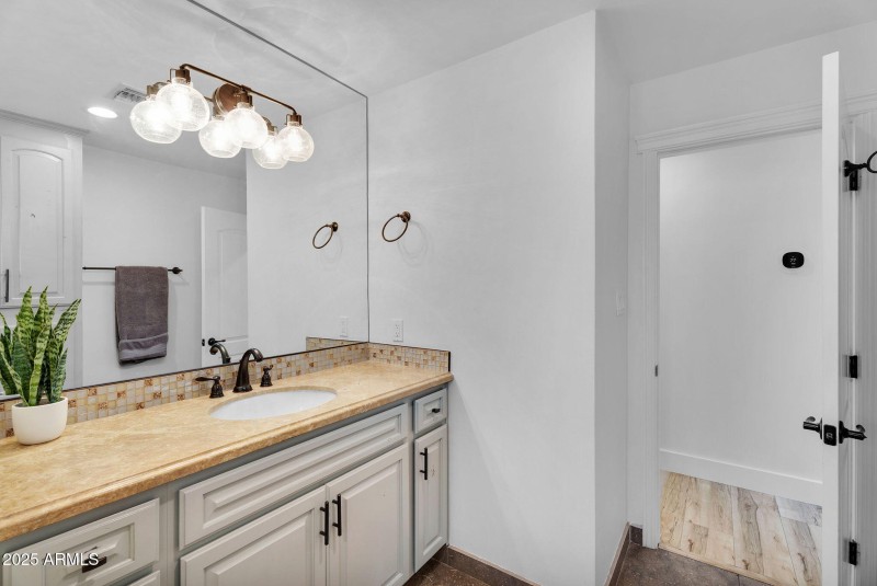 61-web-or-mls-3102 E Mariposa St -42