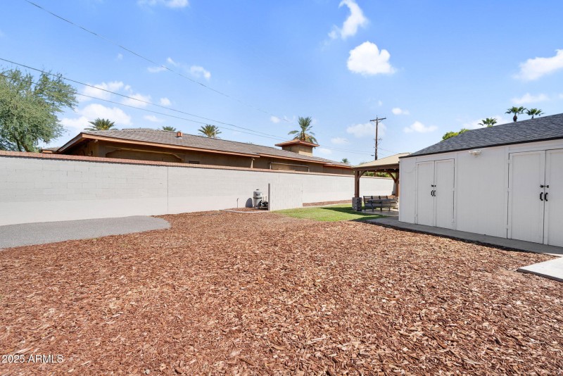 77-web-or-mls-3102 E Mariposa St -76