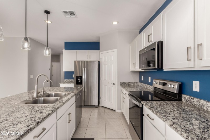 Granit counters & SS Appliances