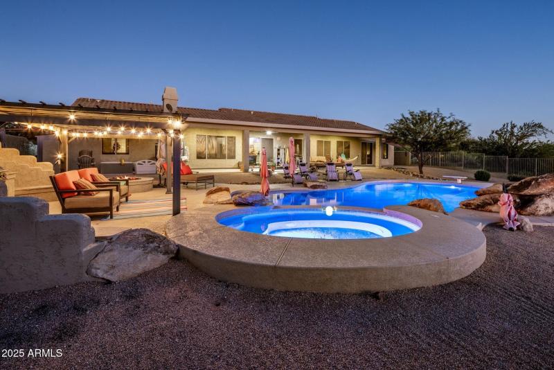 004_Back of the home Entertaining