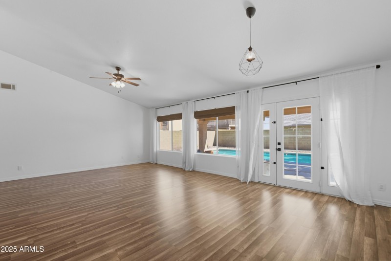 07-4219 E San Angelo Ave