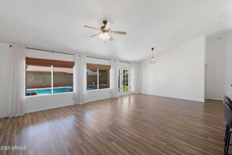 09-4219 E San Angelo Ave