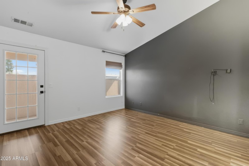 17-4219 E San Angelo Ave