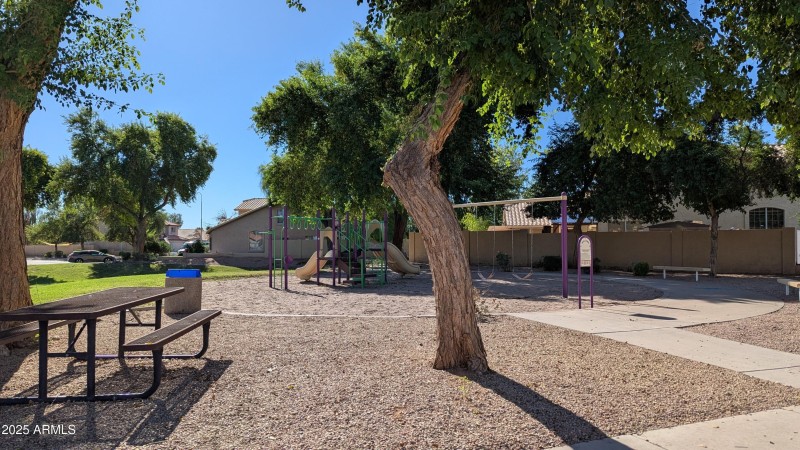 Commuinity park down the street from hou