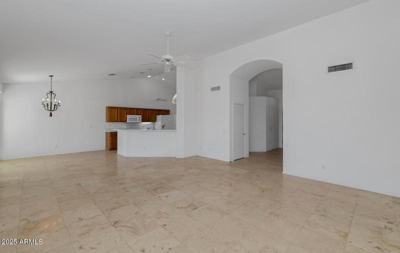 10023 E Arrowvale Dr-large-005-021-10023