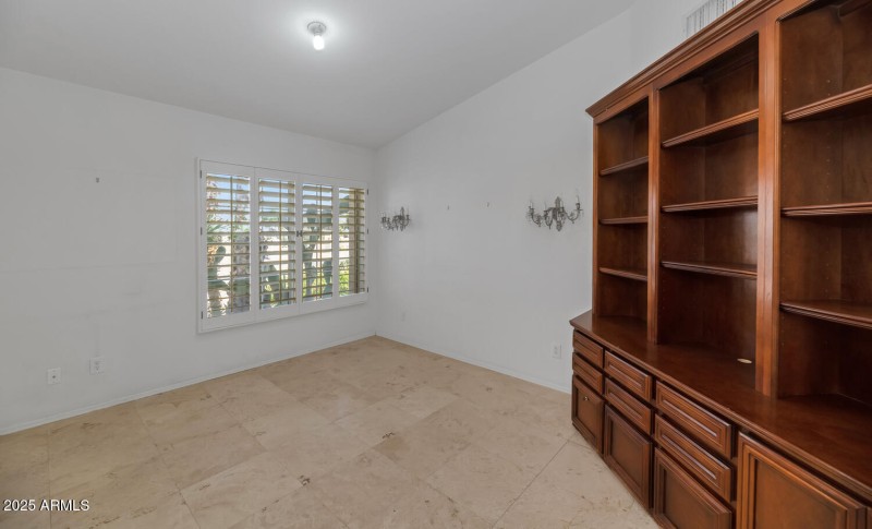 10023 E Arrowvale Dr-large-015-019-10023