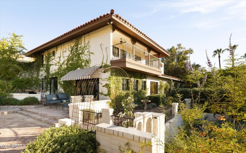 Multiple Al Fresco Dining Areas