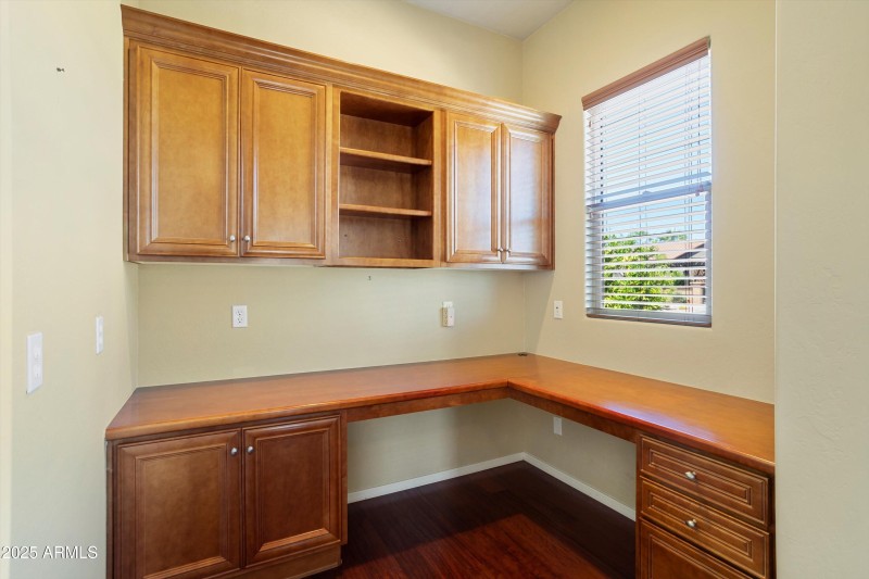 CONVENIENT DESK AREA