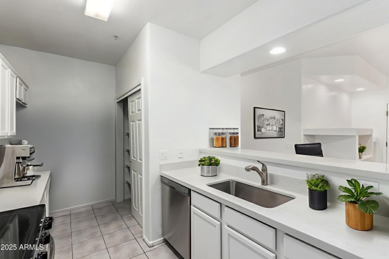 13-Pleasant - Kitchen - Modern - 0