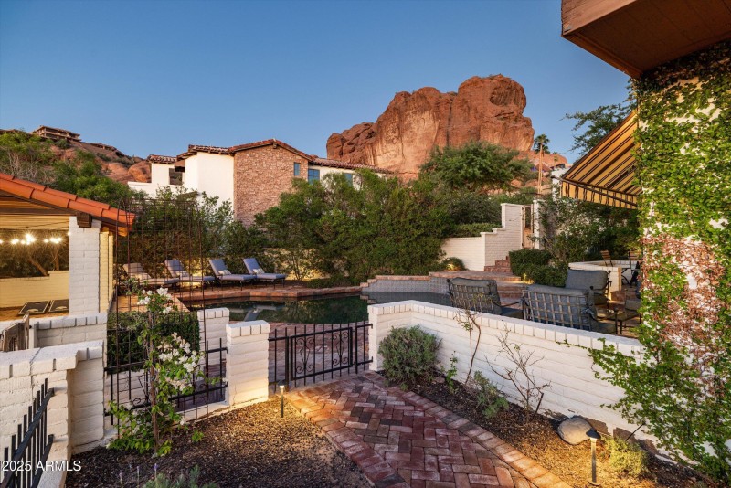 Evenings Unfold Beneath the Red Rocks