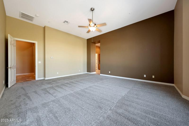 OS with room for king bed & sitting area