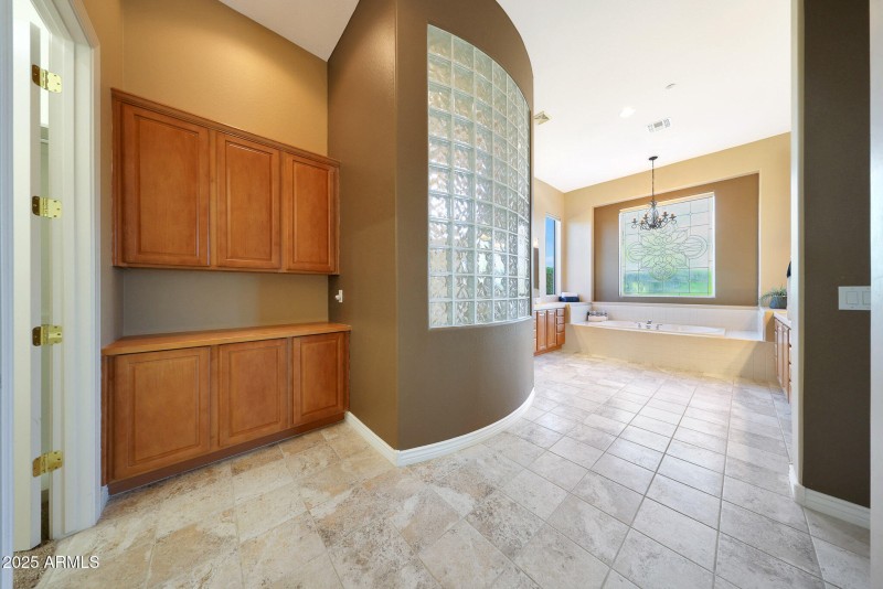 OS Ensuite with storage & counter space