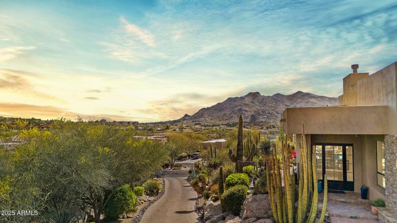 Hilltop estate w sweeping views