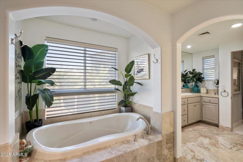 Dual Vanities & Soaking Tub