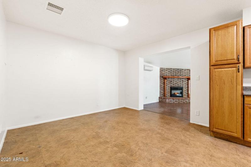 3215 W Sharon Ave - 06