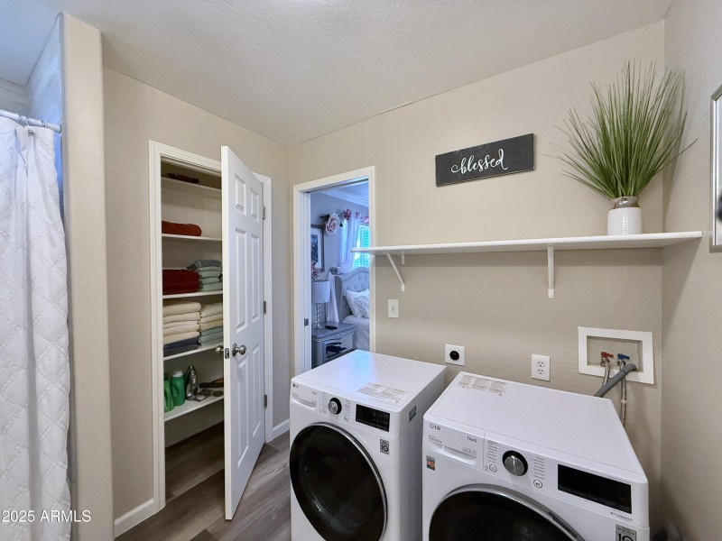 33 Laundry & Linen Closet