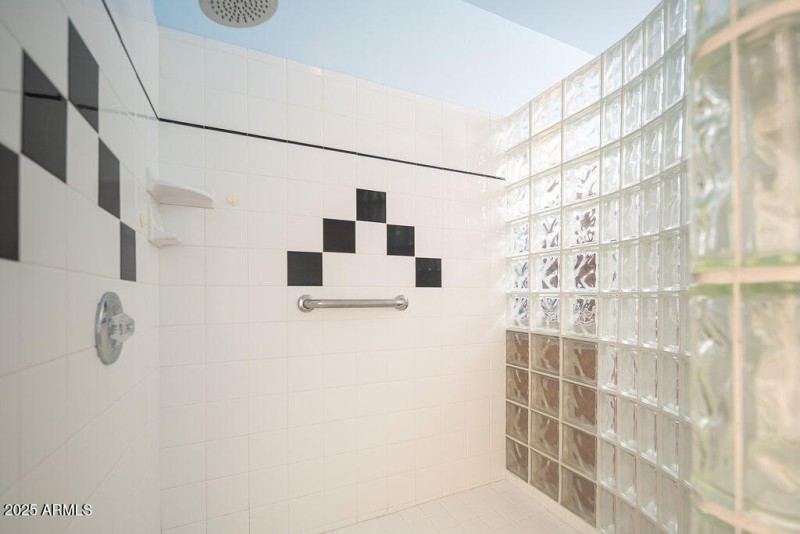 13_Primary-Bath_02