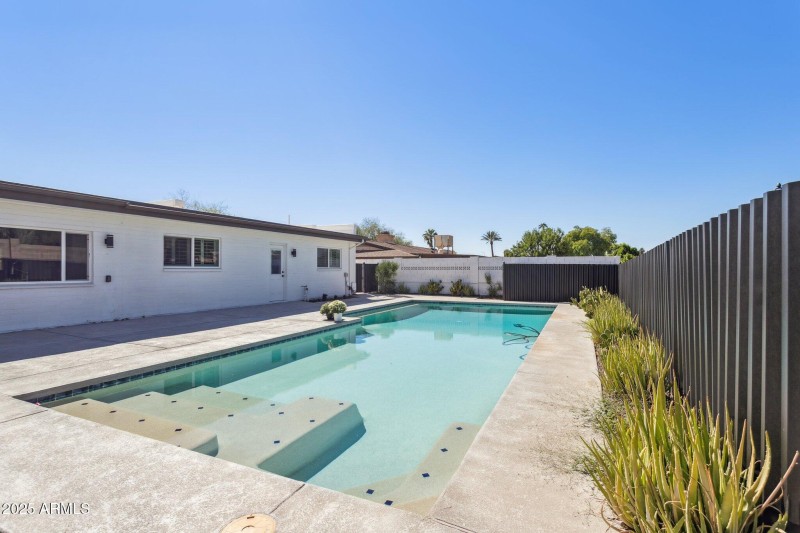 Large lap sized pool