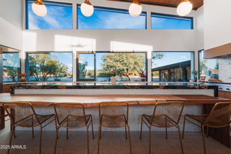 Breakfast Bar/Island