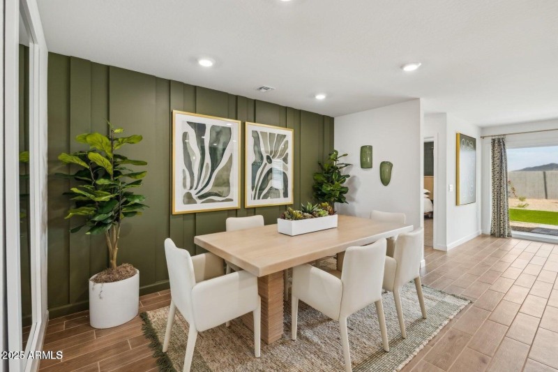 Easton Dining, Model pic