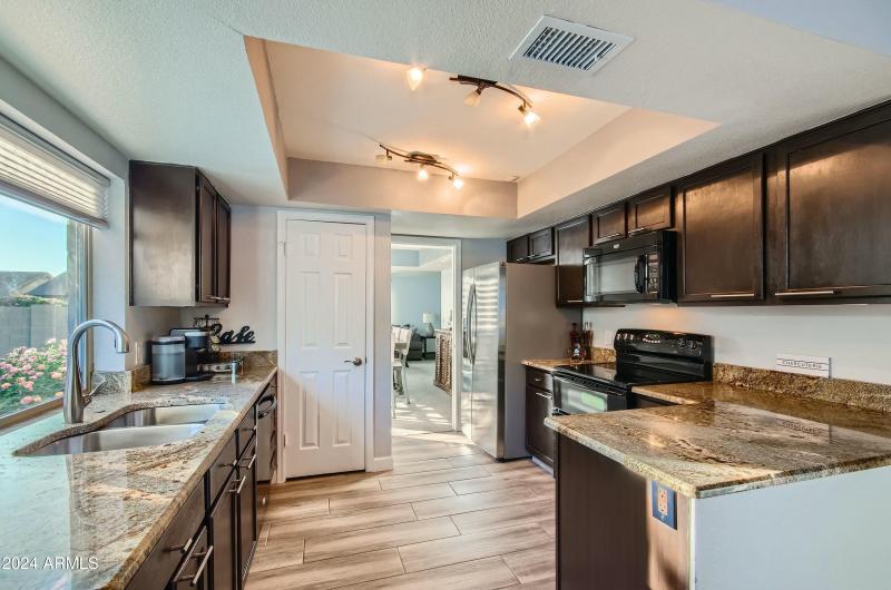 Large, Open Kitchen w Granite Counters