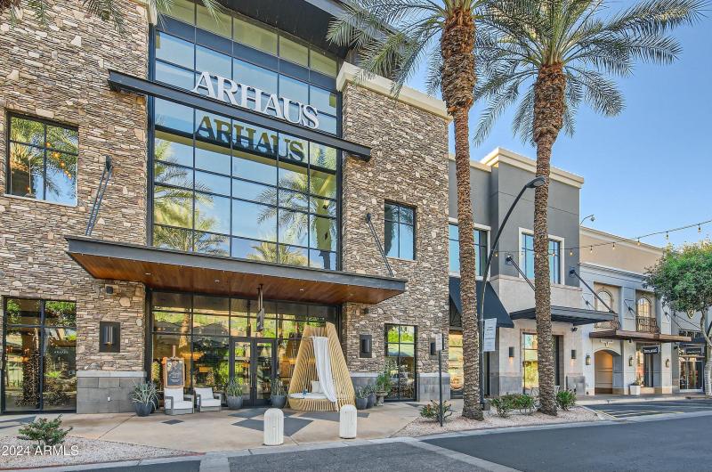 Close to Kierland Commons & The Quarter