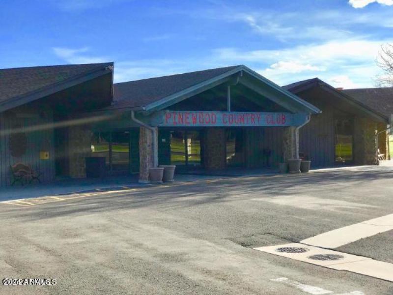 1.5 miles to Pinewood Country Club