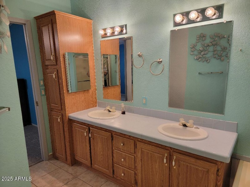 3804 Kansas primary bathroom