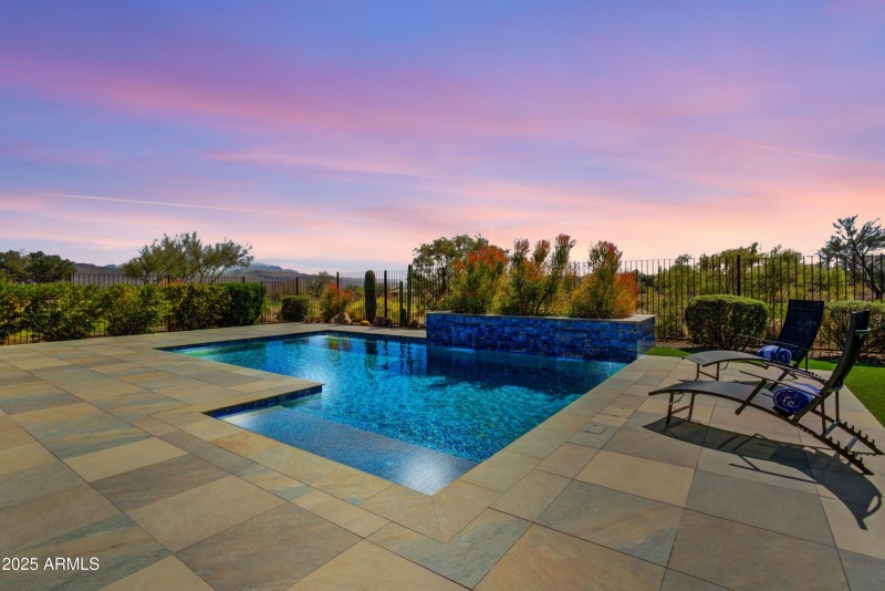 043_039_Pool To Mountain View