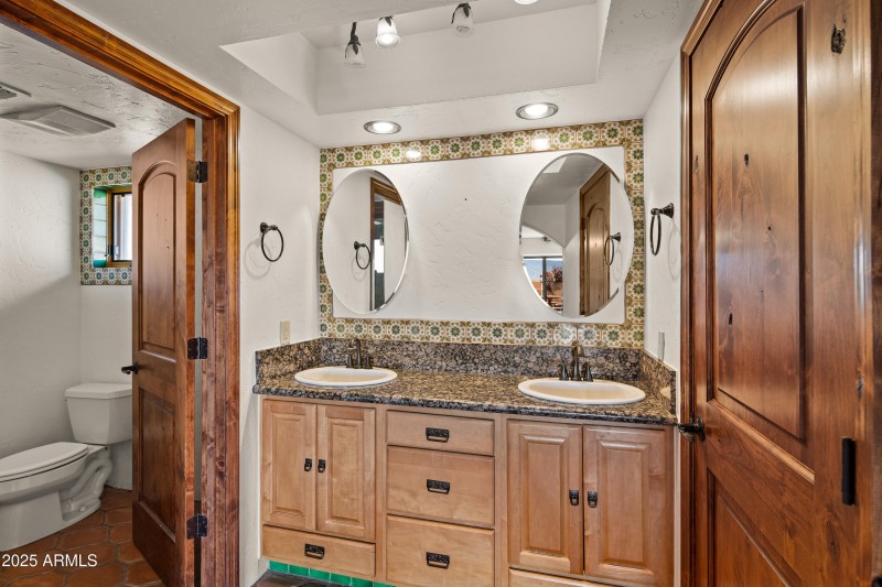 JL_105ViaDelViento-interiors-Bedrooms-04