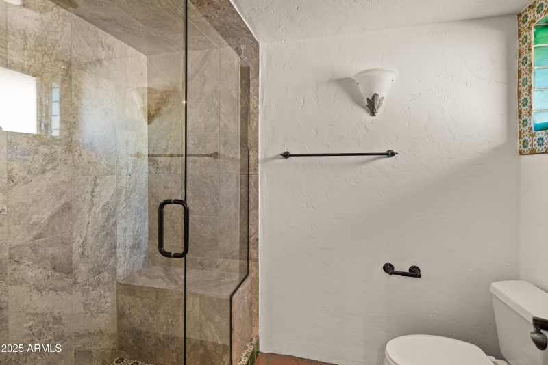 JL_105ViaDelViento-interiors-Bedrooms-05