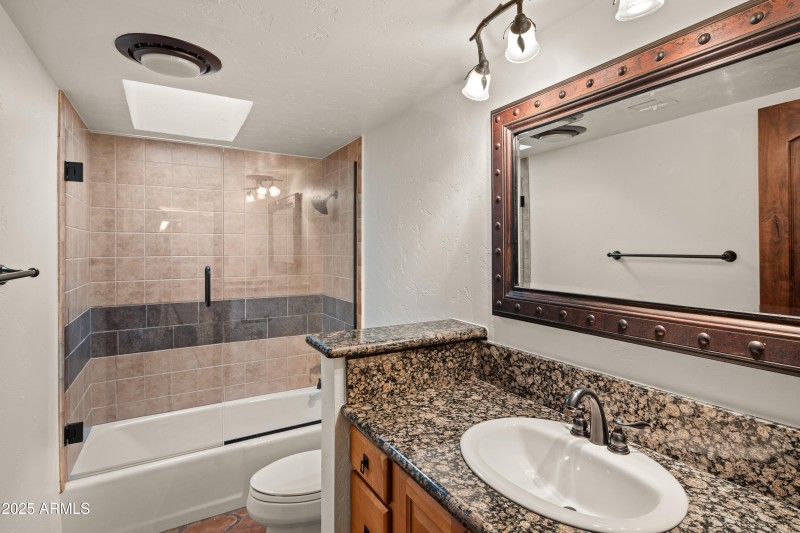 JL_105ViaDelViento-interiors-Bedrooms-10