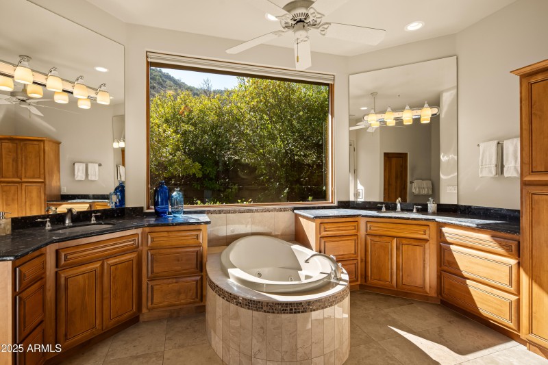 JL_220CrystalSkyDr-interiors-PrimarySuit