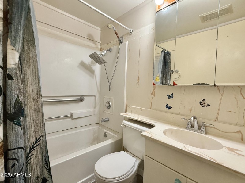 18-Main Bathroom Tub-Shower