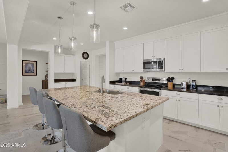 10-web-or-mls-2829 E Virginia St - 11