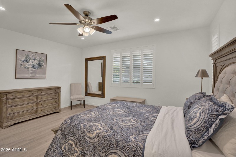 23-web-or-mls-2829 E Virginia St - 20