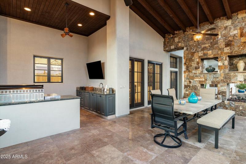 outdoor dining & covered patio