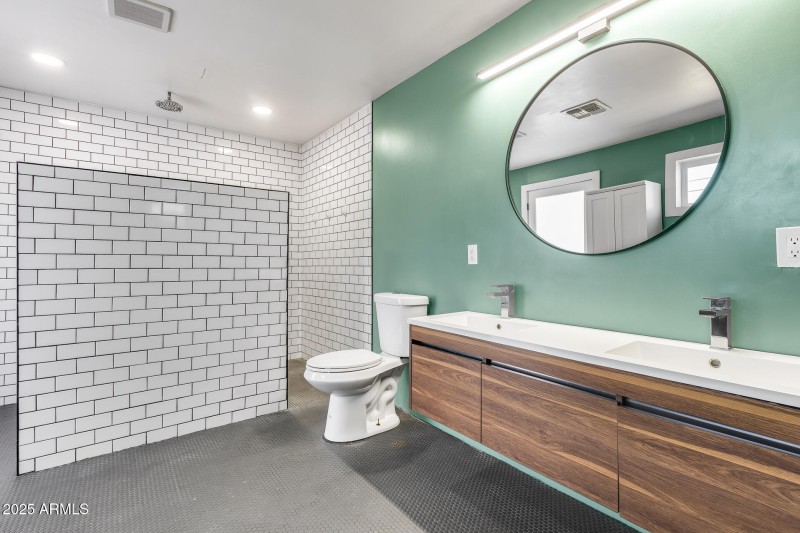 Primary Ensuite / Full Bath #2