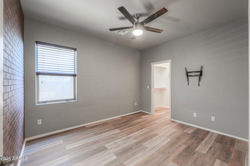 1653 W Green Tree Dr