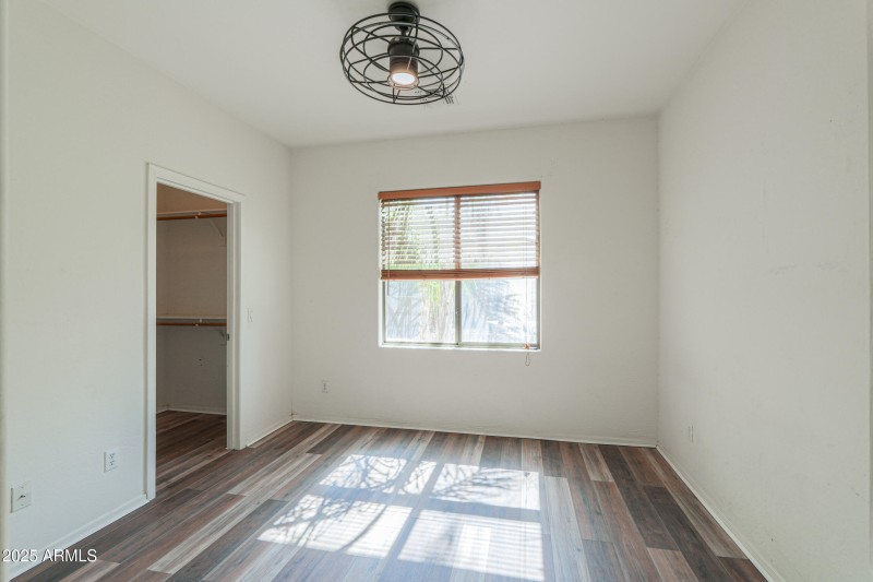 1653 W Green Tree Dr