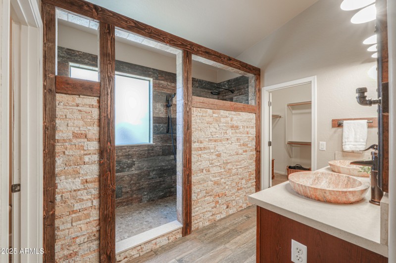 1653 W Green Tree Dr