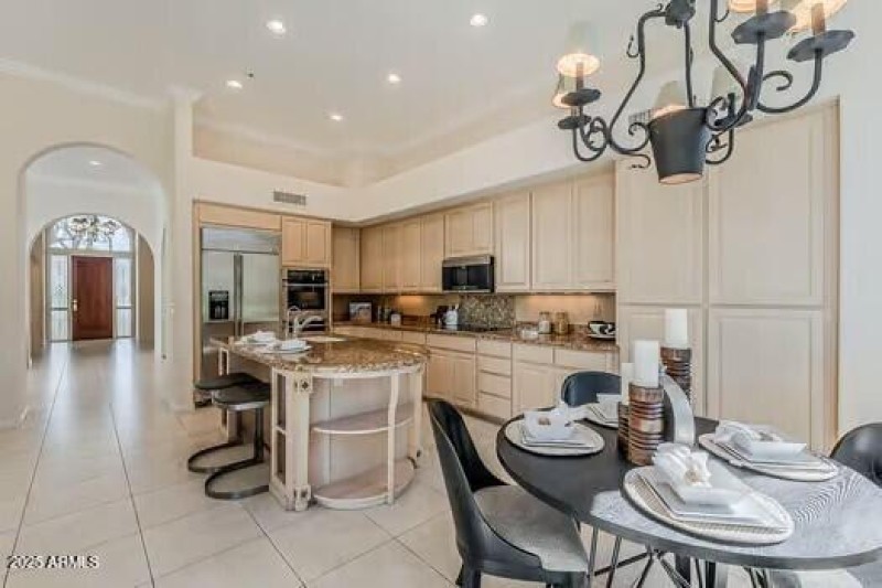 Casual Dining and Kitchen