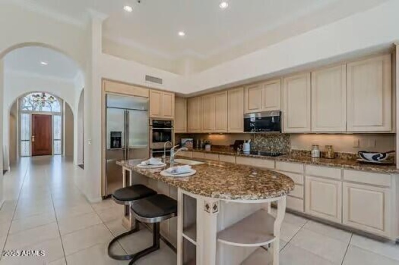 Kitchen with Island and Breakfast Bar