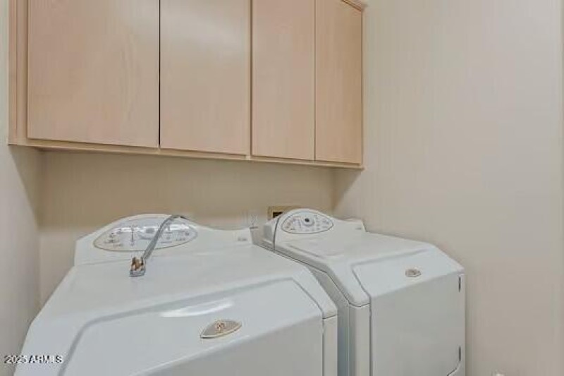 Laundry Room, Washer & Dryer comvey