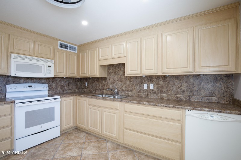 14225 N 39th Way-10